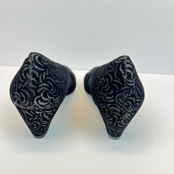 Salvatore Ferragamo 9.5 AA Black and Silver Floral Shimmer Pumps Vintage Italy - Picture 4 of 10